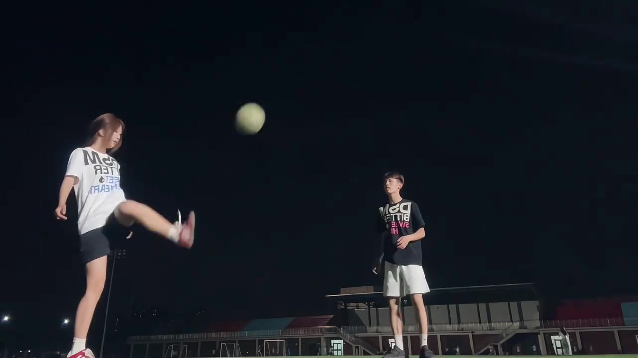 小伙子你撿到寶了陪你一起踢球的女孩