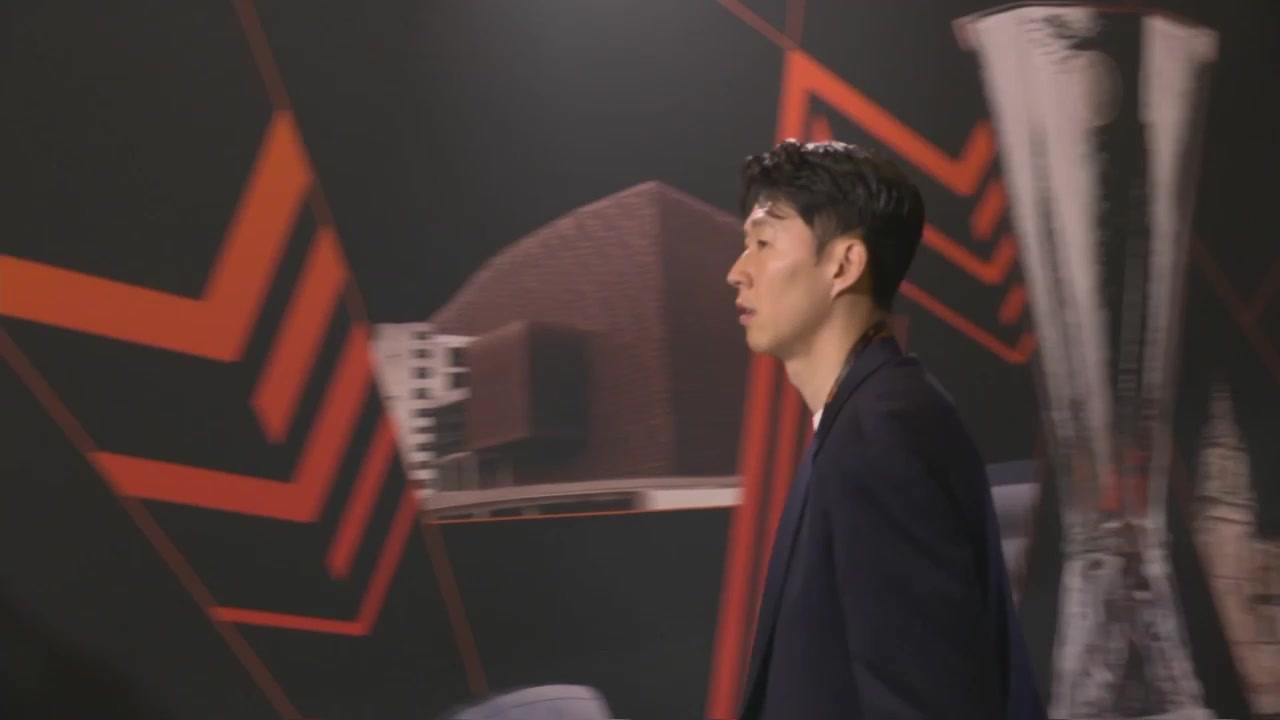 歐聯(lián)決賽無(wú)緣首發(fā)孫興慜西裝革履帥氣抵達(dá)球場(chǎng)