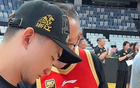 廣廈奪冠見面會，孫銘徽圈粉，多人共話榮耀，合影冠軍鼎與FMVP獎杯。