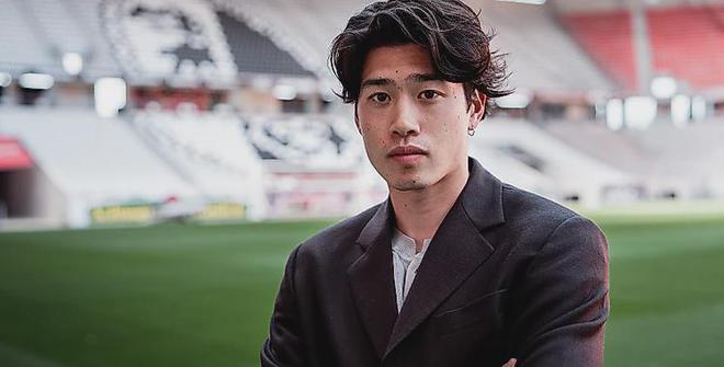 官方：弗賴堡簽約日本邊鋒鈴木唯人，將穿14號球衣。