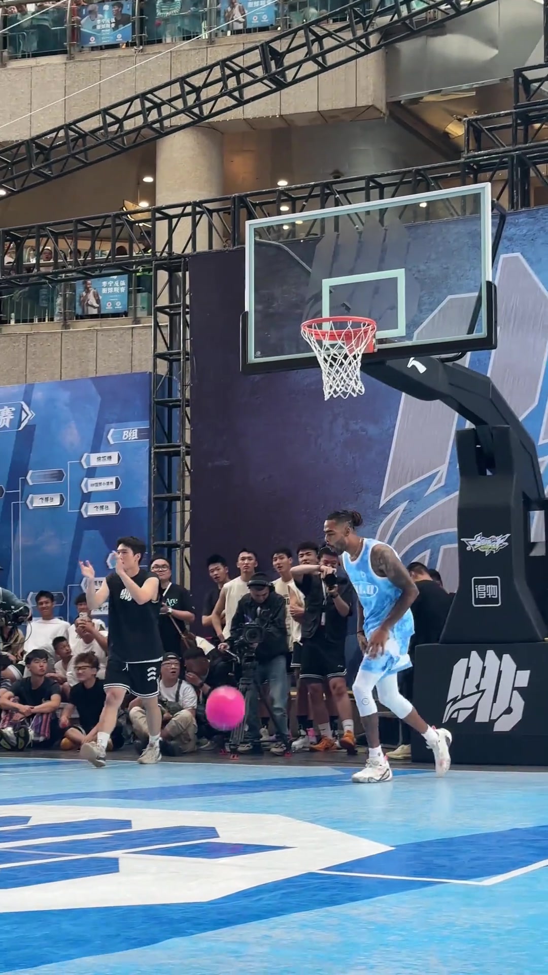 拉塞爾陪大家玩兒了一會兒真以為他是水拉了
