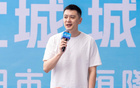 楊鳴現身籃球活動，致辭后拋球互動，季前備戰壓力重。