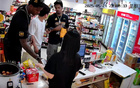 便利店主：外援喜橘罐，布朗愛(ài)益達(dá)口香糖。