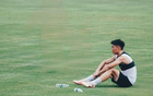 楊帥尋球啟事，踢飛球被拿走。