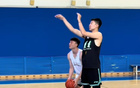 遼寧夏訓，小將投籃力量訓練，楊鳴督練深蹲