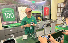張稀哲國安店收銀，與球迷互動倍兒有面