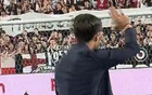巴薩賽后，博揚鞠躬致意神戶勝利船球迷